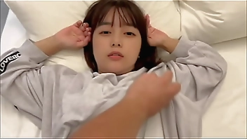 [Overnight date] A couple entangled in lust when they wake up in the morning. A girlfriend with an innocent, cute smile and a passionate desire for each other from the morning.